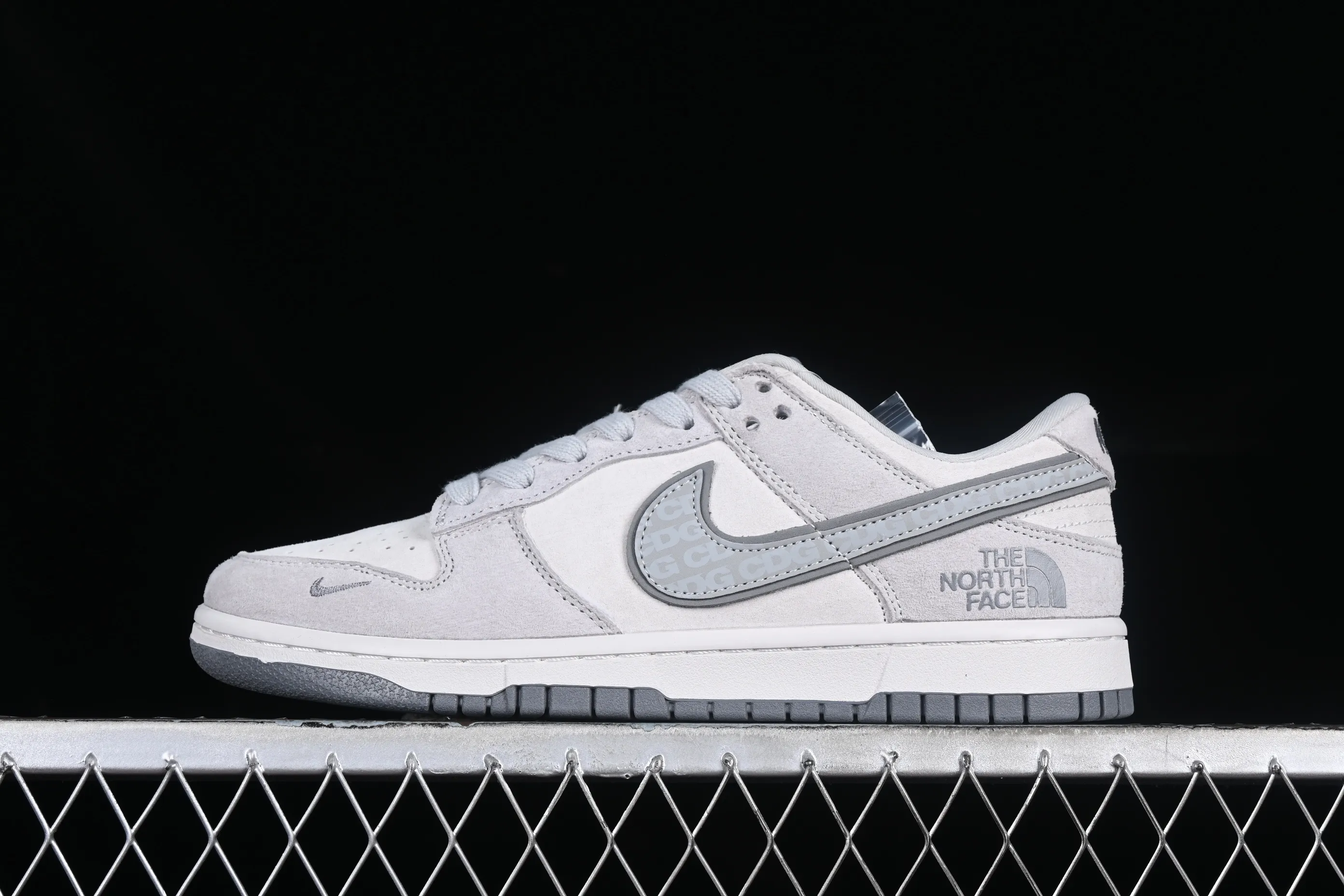 All Categories Nk SB Dunk Series Nk SB Dunk Low Low-top sneakers Nk Dunk Low North CDG joint-grey Three-party joint SB low-top casual sneakers FC1688-181